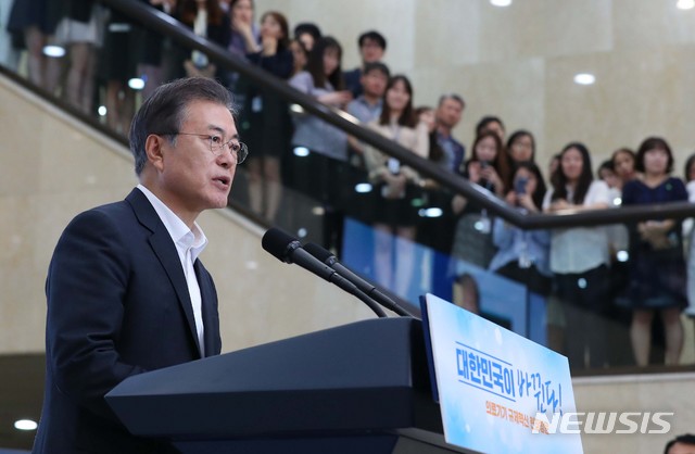 【성남=뉴시스】전신 기자 = 문재인 대통령이 19일 경기도 성남 분당서울대병원 헬스케어혁신파크에서 열린 의료기기 규제혁신 및 산업 성장 방안 정책 발표 행사에서 인사말을 하고 있다. 2018.07.19.&nbsp; photo1006@newsis.com