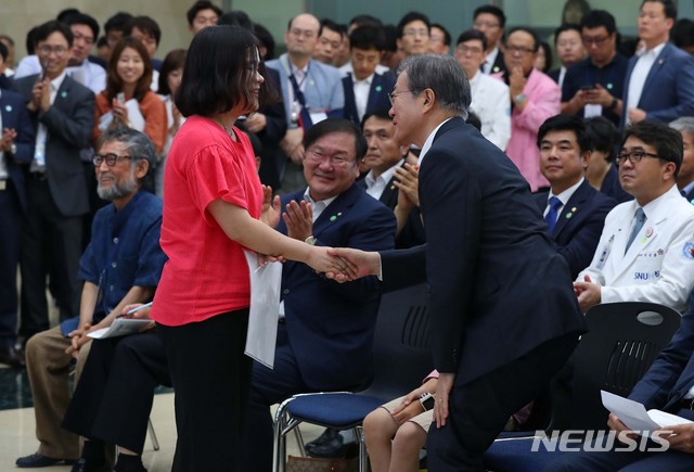 【성남=뉴시스】전신 기자 = 문재인 대통령이 19일 경기도 성남 분당서울대병원 헬스케어혁신파크에서 열린 의료기기 규제혁신 및 산업 성장 방안 정책 발표 행사에서 소아당뇨 학생인 정소명군의 어머니 김미영씨의 환자대표 사례를 듣고 악수하고 있다. 2018.07.19. photo1006@newsis.com