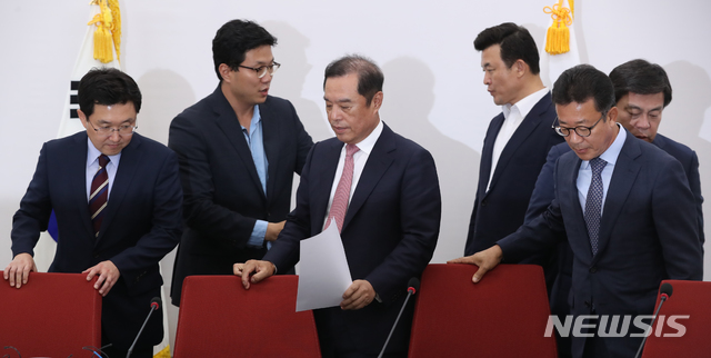 【서울=뉴시스】고승민 기자 = 19일 오후 서울 여의도 국회에서 자유한국당 김병준(왼쪽 세번째) 혁신비대위원장이 당직자 인선을 발표하기 위해 자리로 들어서고 있다. 왼쪽부터 사무총장 김용태 의원, 당 관계자, 김병준 위원장, 수석대변인 윤영석 의원, 비서실장 홍철호 의원, 여의도연구소장 김선동 의원. 2018.07.19. kkssmm99@newsis.com