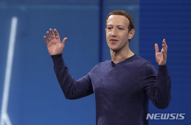 【새너제이(미 캘리포니아주)=AP/뉴시스】마크 저커버그 페이스북 최고경영자(CEO)가 지난해 5월 캘리포니아주 새너제이에서 열린 페이스북 개발자회의에서 연설하고 있다. 2018.7.27