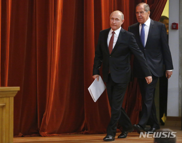 【모스크바= AP/뉴시스】블라디미르 푸틴 러시아 대통령(왼쪽)과 세르게이 라브로프 외무장관이 모스크바주재 외국대사들과의 회의를 위해 회의장에 들어서고 있다. 2018.09.26&nbsp;&nbsp; 