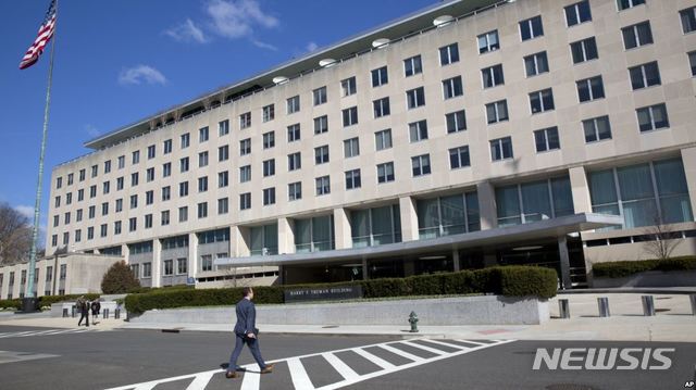 【서울=뉴시스】미 국무부가 북한산 석탄이 중국 회사 소유 선박을 통해 한국으로 유입된 것과 관련, 대북 제재를 위반하고 북한 정권을 계속 지원하는 것에 대해 미국이 일방적 조치를 취하는 것을 주저하지 않을 것이라고 밝혔다고 미국의 소리(VOA) 방송이 20일(한국시간) 보도했다. 사진은 워싱턴의 미 국무부 모습. <사진 출처 : VOA> 2018.7.20 