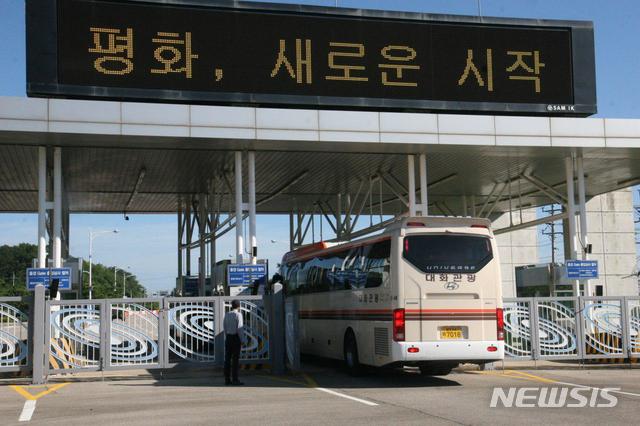 【고성(강원)=뉴시스】조명규 기자 = 황성규 국토교통부 철도국장을 단장으로 한 공동연구조사단 6명과 공동점검 인원 9명 등 총 15명이 동해선 남북철도연결구간 공동점검을 위해 20일 오전 8시께 강원 고성군 동해선출입국사무소를 통과한 가운데 점검단을 태울 버스가 통과하고 있다.2018.07.20 mkcho@newsis.com