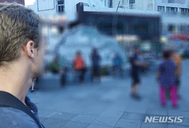 【제주=뉴시스】배상철 기자 = 지난 8일 오후 제주시 일도1동 탐라문화광장에서 노숙자들이 싸우는 모습을 외국인 관광객이 지켜보고 있다. 2018.07.20. bsc@newsis.com