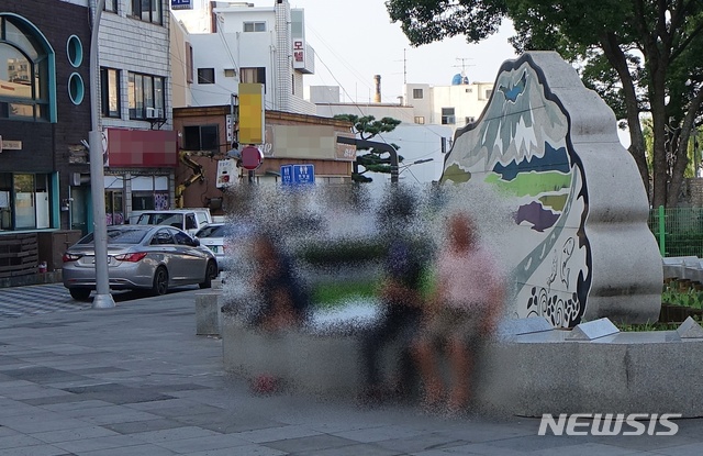 【제주=뉴시스】배상철 기자 = 지난 19일 오후 노숙인들이 제주시 일도1동 탐라문화광장 조형물에 않아서 담배를 피우고 있다. 2018.07.20. bsc@newsis.com 