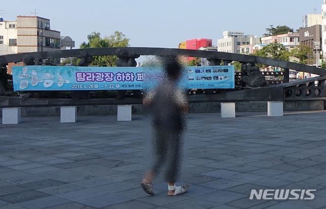 【제주=뉴시스】배상철 기자 = 지난 19일 오후 한 노숙인이 텅빈 제주 탐라문화광장을 지나고 있다. 2018.07.20. bsc@newsis.com&nbsp; 