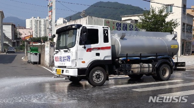 【옥천=뉴시스】이성기 기자 = 20일 오전 충북 옥천군이 폭염피해를 줄이기 위해 긴급 투입한 살수차가 옥천읍내 시가지 도로에 물을 뿌리고 있다.2018.07.20(사진=옥천군 제공)&nbsp; photo@newsis.com&nbsp;&nbsp; 