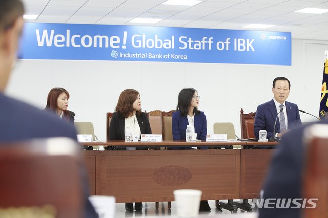 【서울=뉴시스】김도진 IBK기업은행장(사진 오른쪽)은 임기 내 전 해외점포를 방문하겠다고 선언하고 미얀마, 캄보디아, 베트남, 필리핀 등의 점포를 방문해 운영현황을 직접 점검하는 등 해외사업을 진두지휘 하고 있다. 사진은 김 행장이 국외점포의 현지 직원들과 간담회를 갖는 모습. (사진=기업은행 제공)&nbsp; photo@newsis.com&nbsp; 