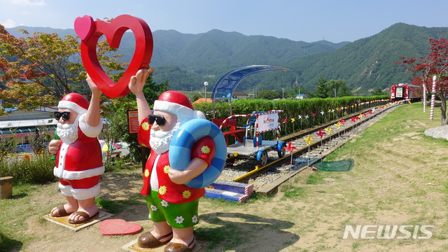  【봉화=뉴시스】김진호 기자 = 대한민국 대표 여름 관광지인 경북 봉화군 '산타마을'이 오는 21일 개장한다. 사진은 분천역 산타 바이크. 2018.07.20 (사진=코레일 경북본부 제공) photo@newsis.com