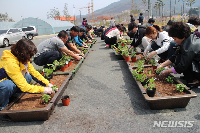 【대구=뉴시스】 강병서 기자 = 달성군은 도시농업 전문가 양성 교육에 참여할 신청자 접수를 23일부터 2주간 받는다. 사진은 지난해의 도시농업 전문가 양성 교육 모습이다. 2018.07.20. (사진=달성군 제공) photo@newsis.com