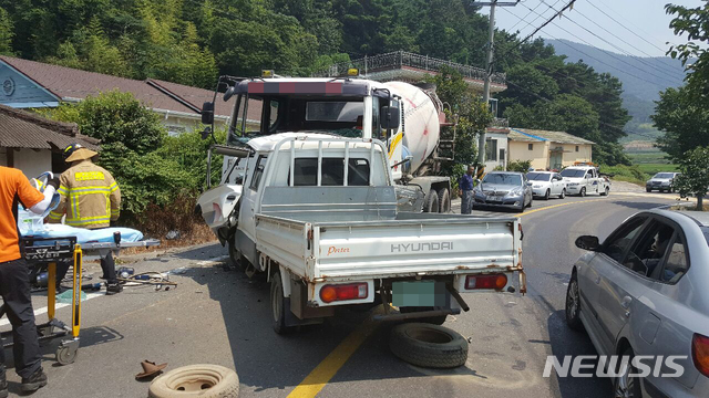【남해=뉴시스】차용현 기자 = 20일 오후 경남 남해군 삼동면 수곡마을 앞 도로에서 1t 포터(더블캡) 차량이 중앙선을 넘어 마주오던 레미콘 차량을 들이받는 사고가 발생했다. 2018.07.20. (사진=독자제공)photo@newsis.com