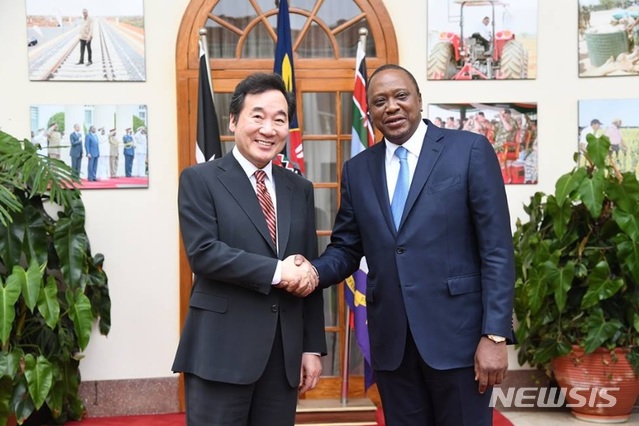 【나이로비=뉴시스】 이낙연 국무총리가 20일(현지시간) 우후루 케냐타 케냐 대통령과 회담을 가지고 있다. 2018.07.20. (사진=이낙연 국무총리 페이스북) photo@newsis.com