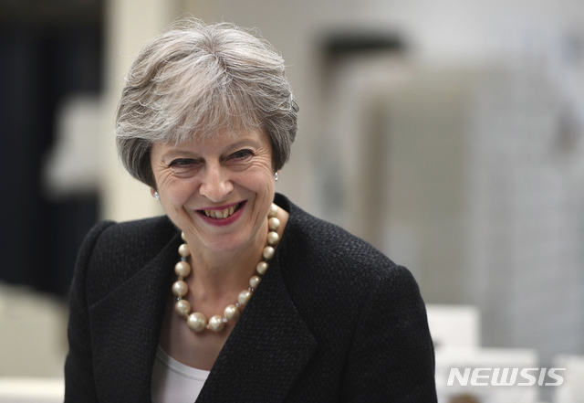 【벨릭=AP/뉴시스】테리사 메이 영국 총리가 19일(현지시간) 북아일랜드 벨릭의 도자기 공장을 방문했다. 2018.07.20