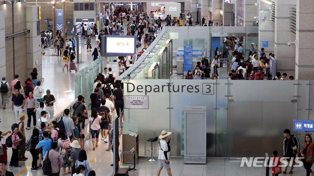 【인천공항=뉴시스】홍찬선 기자 = 본격적인 여름 휴가철이 시작된 20일 오전 인천공항 제1여객터미널 출국장이 휴가를 해외에서 보내려는 시민들로 북적이고 있다. 2018.07.20. mania@newsis.com