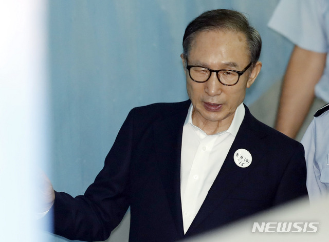 【서울=뉴시스】최동준 기자 = 이명박 전 대통령이 20일 오전 서울 서초구 서울중앙지방법원에서 열린 공판에 출석하기 위해 호송차에서 내려 법정으로 향하고 있다. 2018.07.20. photocdj@newsis.com