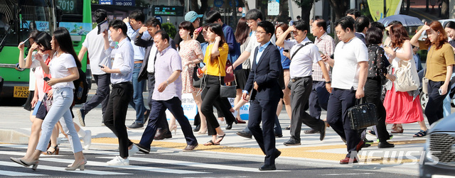 【서울=뉴시스】이영환 기자 = 폭염 경보가 이어지고 있는 20일 오전 서울 종로구 광화문 네거리에서 시민들이 따가운 햇빛을 가린채 출근길 발걸음을 재촉하고 있다. 2018.07.20.&nbsp; 20hwan@newsis.com