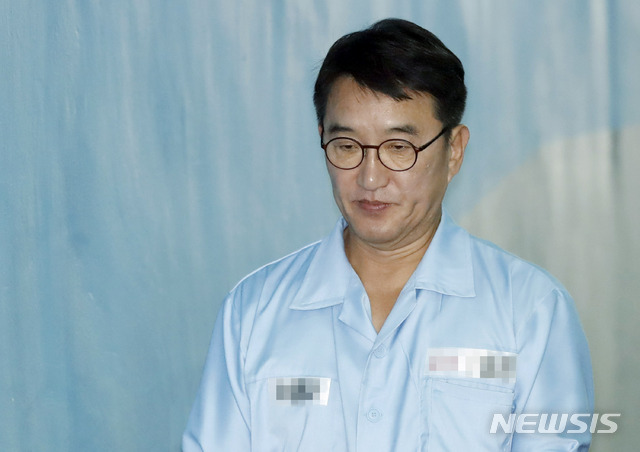 【서울=뉴시스】최동준 기자 = '화이트 리스트' 현기환 전 청와대 정무수석이 지난해 7월20일 오전 서울 서초구 서울중앙지방법원에서 열린 공판에 출석하기 위해 호송차에서 내려 법정으로 향하고 있다. 2018.07.20. photocdj@newsis.com