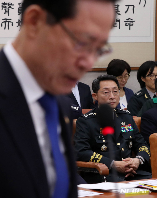 【서울=뉴시스】홍효식 기자 = 이석구 국군기무사령관이 20일 오전 서울 여의도 국회 본청 법제사법위원회 회의실에서 열린 전체회의에 참석해 업무보고 중인 송영무 국방부 장관을 바라보고 있다. 2018.07.20. yesphoto@newsis.com
