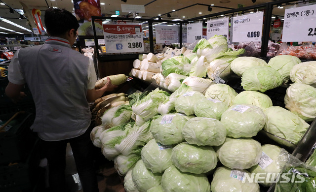 【서울=뉴시스】이영환 기자 = 농산물 물가가 내리며 6월 생산자물가지수가 보합세를 보인 20일 오후 서울 중구의 한 대형마트에서 한 직원이 무를 진열하고 있다. 한국은행이 발표한 6월 생산자물가지수는 104.41로 한 달 전과 같은 수준이며 여름을 맞아 출하량이 늘어난 수박, 무, 감자 등 농산물 가격이 하락하면서 농산물 물가는 7% 떨어졌다. 2018.07.20. 20hwan@newsis.com