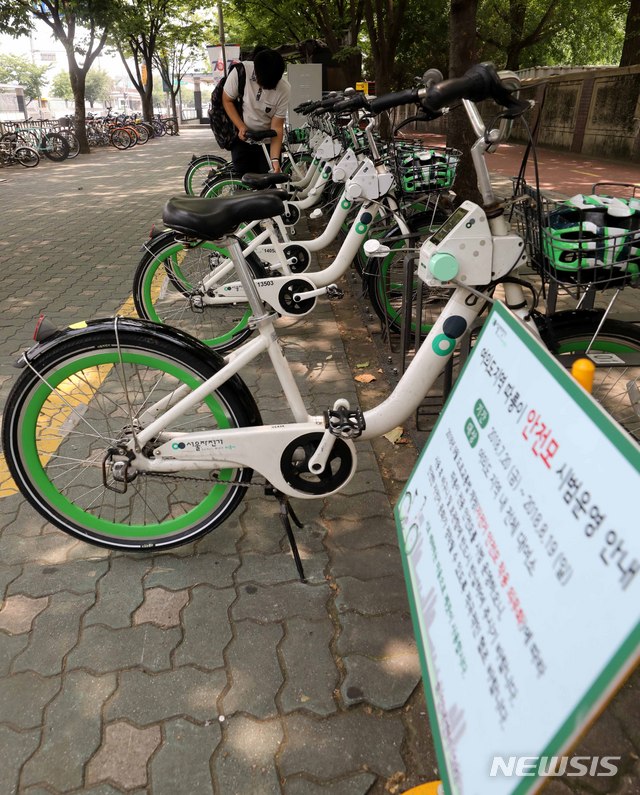 【서울=뉴시스】고범준 기자 = 서울시설공단이 지난 19일 공공자전거 '따릉이'를 이용할 때 안전모 무료 대여 사업을 한 달간 시범 운영한다고 밝혔다. 2018.07.20. bjko@newsis.com