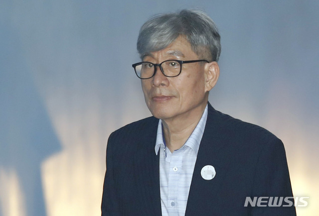 【서울=뉴시스】최동준 기자 = 'MBC 장악' 혐의 원세훈 전 국정원장이 20일 서울 서초구 서울중앙지방법원에서 열린 공판에 출석하기 위해 호송차에서 내려 법정으로 향하고 있다. 2018.07.20.&nbsp; photocdj@newsis.com