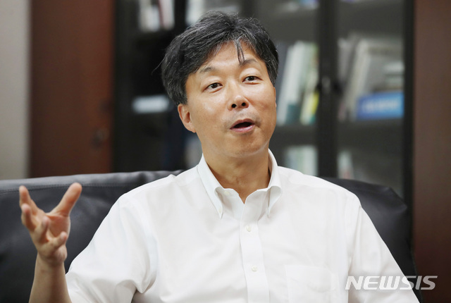 【서울=뉴시스】김진아 기자 = 조명현 한국기업지배구조원장이 18일 서울 여의도 한국거래소에서 뉴시스와 인터뷰를 하고 있다. 2017.07.22. bluesoda@newsis.com