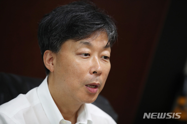 【서울=뉴시스】김진아 기자 = 조명현 한국기업지배구조원장이 18일 서울 여의도 한국거래소에서 뉴시스와 인터뷰를 하고 있다. 2017.07.22. bluesoda@newsis.com