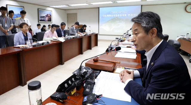 【서울=뉴시스】전진환 기자 = 환경부 국립공원위원회가 열린 20일 오후 서울 마포구에 위치한 국립공원 관리공단 공덕 회의실에서 위원장인 안병옥 환경부 차관이 흑산공항 신설 관련 다도해해상국립공원계획 변경(안) 심의를 하기에 앞서 모두발언을 하고 있다. 2018.07.20 amin2@newsis.com