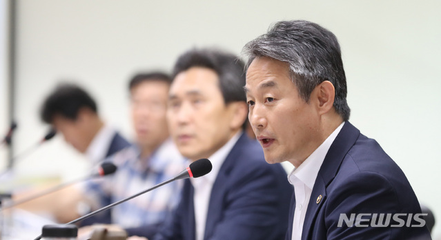 【서울=뉴시스】전진환 기자 = 환경부 국립공원위원회가 열린 20일 오후 서울 마포구에 위치한 국립공원 관리공단 공덕 회의실에서 위원장인 안병옥 환경부 차관이 흑산공항 신설 관련 다도해해상국립공원계획 변경(안) 심의를 하기에 앞서 모두발언을 하고 있다. 2018.07.20 amin2@newsis.com