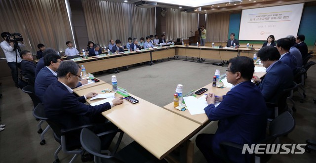 【서울=뉴시스】김선웅 기자 = 20일 서울 중구 유네스코한국위원회에서 교육부와 17개 시도교육청 관계자들이 참석한 학교 시험지 유출 관련 '전국 시도교육청 교육국장 회의'가 열리고 있다. 2018.07.20. mangusta@newsis.com