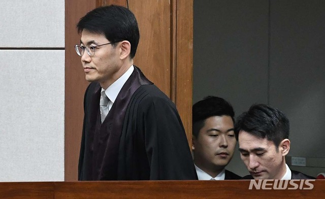 【서울=뉴시스】사진공동취재단 = 성창호 부장판사(앞). 2018.07.20. photo@newsis.com