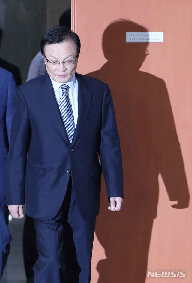 【서울=뉴시스】고승민 기자 = 더불어민주당 이해찬 의원이 20일 오후 서울 여의도 국회에서 당대표 출마 선언을 하기 위해 기자회견장으로 들어고 있다. 2018.07.20. kkssmm99@newsis.com