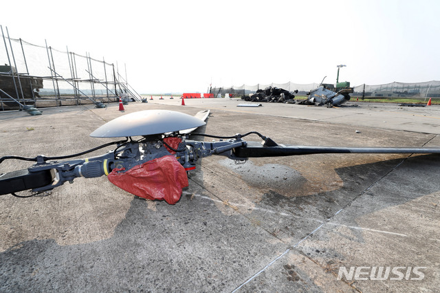 【대구=뉴시스】우종록 기자 = 해병대사령부가 20일 오후 경북 포항시 남구 해병대 1사단 비행기 활주로에 상륙기동 헬기 ‘마린온’ 추락사고 현장을 언론에 공개하고 있다. 2018.07.20. wjr@newsis.com