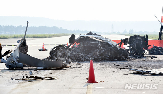 【포항=뉴시스】우종록 기자 = 해병대사령부가 20일 오후 경북 포항시 남구 해병대 1사단 비행기 활주로에 상륙기동 헬기 ‘마린온’ 추락사고 현장을 언론에 공개하고 있다. 2018.07.20. wjr@newsis.com