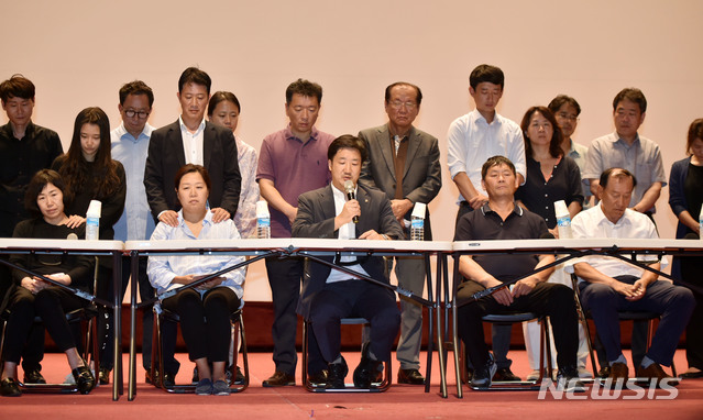 【대구=뉴시스】우종록 기자 = 20일 오후 경북 포항시 남구 해병대 1사단 부대 내 도솔관에서 지난 17일 추락한 해병대 상륙기동 헬기 마린온 추락사고 유가족들이 기자회견을 하고 있다. 2018.07.20.&nbsp; wjr@newsis.com 