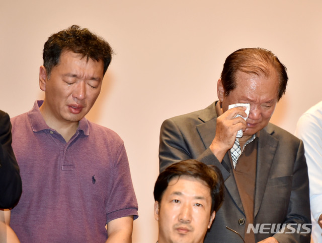 【포항=뉴시스】우종록 기자 = 20일 오후 경북 포항시 남구 해병대 1사단 부대 내 도솔관에서 지난 17일 추락한 해병대 상륙기동 헬기 마린온 추락사고 유가족들이 기자회견을 하고 있다. 2018.07.20. wjr@newsis.com