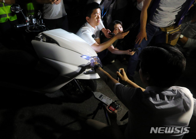 【서울=뉴시스】배훈식 기자 = 19일 오후 서울 종로구 북악팔각정 주차장에서 경찰이 불법 개조 이륜차 단속을 하고 있다. 2018.07.20. dahora83@newsis.com