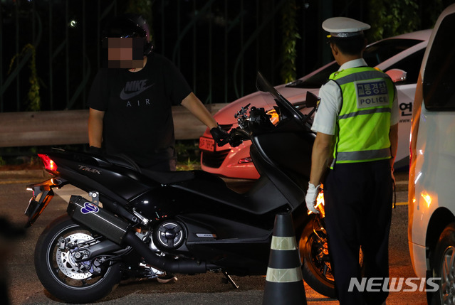 【서울=뉴시스】배훈식 기자 = 19일 오후 서울 종로구 북악팔각정 주차장에서 경찰이 불법 개조 이륜차 단속을 하고 있다. 2018.07.20. dahora83@newsis.com