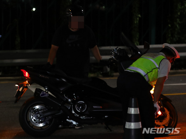 【서울=뉴시스】배훈식 기자 = 19일 오후 서울 종로구 북악팔각정 주차장에서 경찰이 불법 개조 이륜차 단속을 하고 있다. 2018.07.20. dahora83@newsis.com