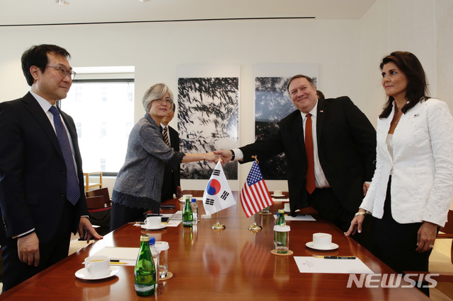 【뉴욕=AP/뉴시스】조태열 주유엔 대사(맨 왼쪽부터)와 강경화 외교장관이 20일(현지시간) 유엔 한국대표부에서 마이크 폼페이오 미국 국무장관, 니키 헤일리 유엔 주재 미국 대사와 만나 인사하고 있다. 2018.7.21. 