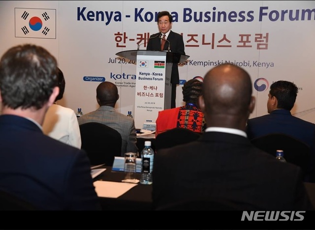 【서울=뉴시스】김지현 기자 = 이낙연 국무총리가 20일(현지시간) 열린 '한-케냐 비즈니스 포럼'에 참석, 기조연설을 통해 "에너지·인프라 분야, 농수산업 및 보건의료산업 분야를 유망한 협력 분야로 제시하면서 양국의 기업인들이 비즈니스 협력을 더욱 확대해나가야 한다"고 밝히고 있다. 2018.07.21. (사진=이낙연 총리 페이스북) photo@newsis.com