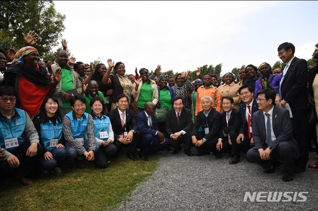 【나이로비=뉴시스】김지현 기자 = 이낙연 국무총리는 20일(현지시간) 케냐 나이로비 인근 농촌진흥청 해외농업기술개발사업(KOPIA) 케냐 센터를 방문해 개발협력사업 이행 상황을 점검하고, 케냐 농업발전을 위해 애쓰는 한국인 직원들을 격려하고 있다. 2018.07.21. (사진=이낙연 총리 페이스북) photo@newsis.com