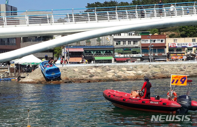 【부산=뉴시스】 하경민 기자 = 21일 오후 3시께 부산 서구 송도해수욕장 앞 해상에서 고속으로 운항 중이던 모터보트(2.5t)가 거북섬 인근 방파제로 돌진, 모터보트 운전자와 탑승객 11명 중 10명이 다쳤다. 2018.07.21. (사진=부산소방본부 제공) yulnetphoto@newsis.com