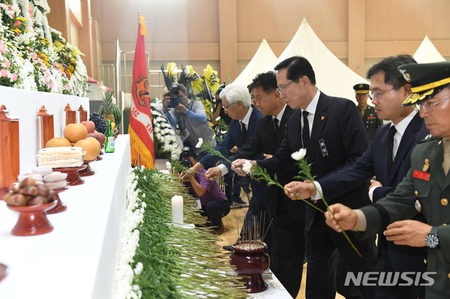 【포항=뉴시스】강진구 기자 = 송영무 국방부 장관이 21일 오후 경북 포항시 해병대 1사단 내 김대식관(체육관)에 마련된 헬기 추락사고 합동분향소를 방문해 헌화하고 있다. 2018.07.21. (사진=해병대 제공)&nbsp; photo@newsis.com 