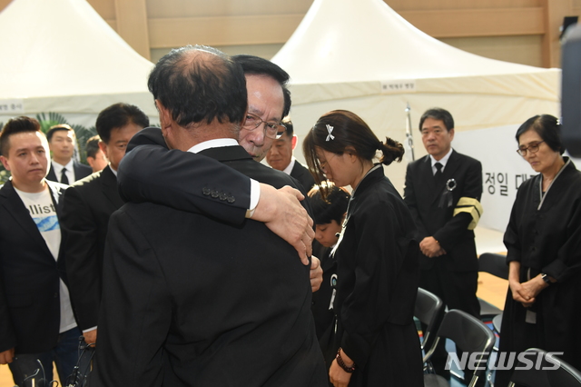 【포항=뉴시스】강진구 기자 = 송영무 국방부 장관이 지난 달 21일 오후 경북 포항시 해병대 1사단 내 김대식관(체육관)에 마련된 합동분향소를 방문해 조문한 뒤 유가족들을 위로하고 있다. 사진 왼쪽 끝이 임태훈 군인권센터 소장. 2018.07.21.(사진=해병대 제공) photo@newsis.com