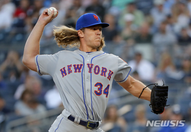 【뉴욕=AP/뉴시스】 뉴욕 메츠의 투수 노아 신더가드(26)가 21일(한국시간) 선발출장한 뉴욕 양키스와의 경기 1회에 공을 던지고 있다. 