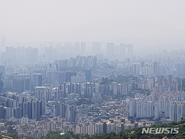 【서울=뉴시스】박진희 기자 = 연일 폭염이 이어지고 있는 21일 서울 인왕산 정상에서 바라본 서울 도심에 미세먼지가 끼어 있다. 2018.07.21. pak7130@newsis.com