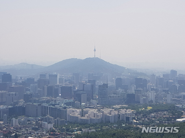 【서울=뉴시스】박진희 기자 = 연일 폭염이 이어지고 있는 21일 서울 인왕산 정상에서 바라본 서울 도심에 미세먼지가 끼어 있다. 2018.07.21.  pak7130@newsis.com