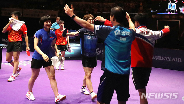 【대전=뉴시스】추상철 기자 = 2018 코리아오픈 탁구대회가 열린 21일 오후 대전 충무체육관에서 혼합복식 우승을 차지한 남북단일팀 장우진- 차효심이 감독과 함께 기뻐하고 있다. 2018.07.21. scchoo@newsis.com