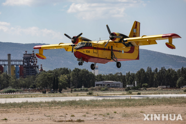 【아테네(그리스) =신화/뉴시스】 연일 수은주가 40도가 넘는 폭염에 시달리고 있는 그리스 아테네시의 바싹 마른 엘레프시나 공군기지에서 20일 산불 방지 전문 355전술비행단이 훈련비행을 하고 있다.&nbsp; 이 산불 진화 공군은 섬이 많은 그리스에서 1947년 창설된&nbsp; 명물 소방부대이다.&nbsp;&nbsp;&nbsp; 